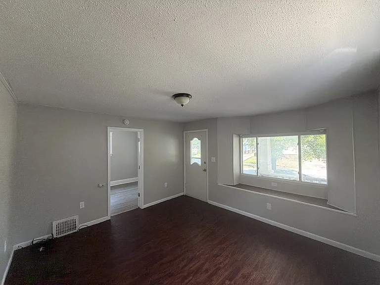 2305 Tate Ave — Photo 4
