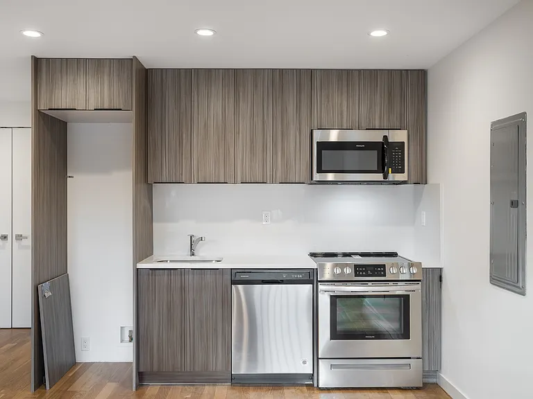 301 E 10th St #1A — Photo 2