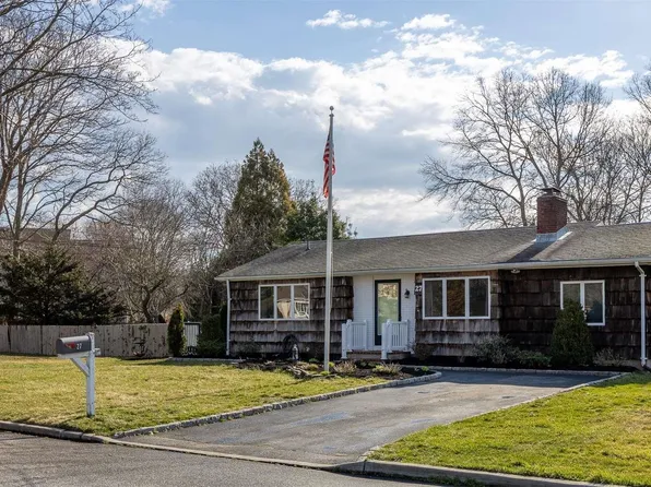 27 Woodbine Lane, East Moriches, NY 11940