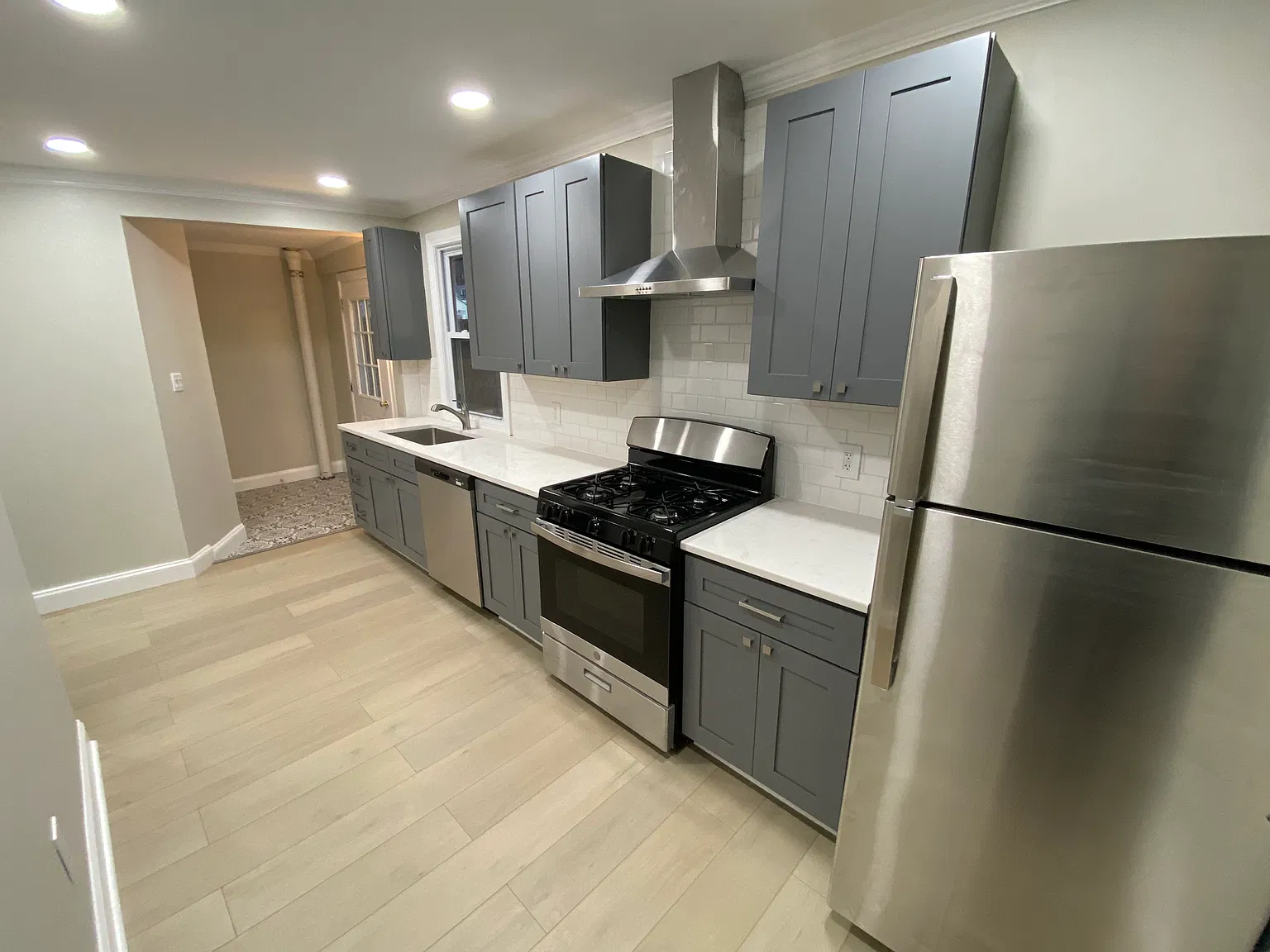 2 bed, 900 sqft, $3,200 — Photo 2