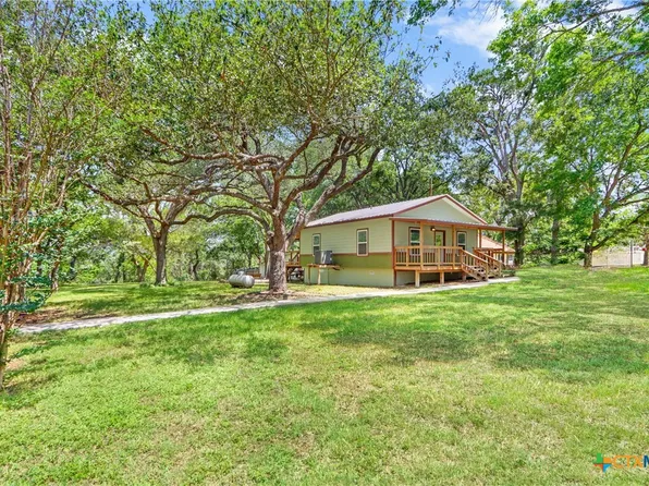 242 Meadow Lake Dr, Seguin, TX 78155