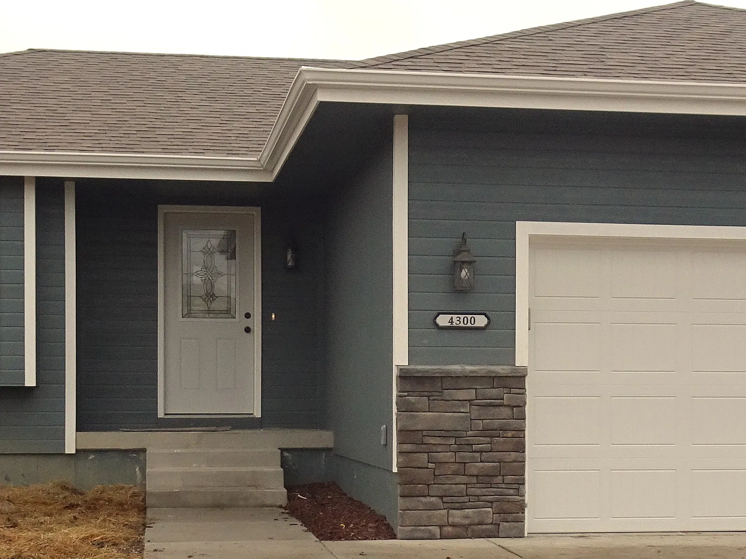 4 bed, 2000 sqft, $2,350 — Photo 1