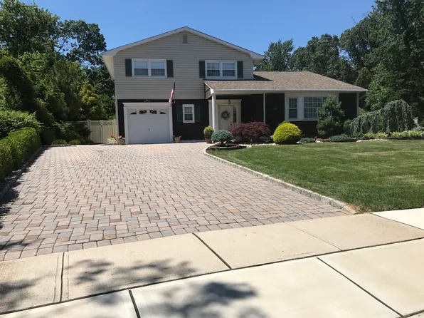 26 Tuscorora Cir, Old Bridge, NJ 08857