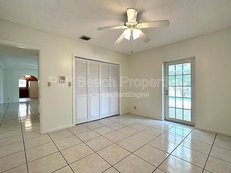 1292 Essex Dr — Photo 15