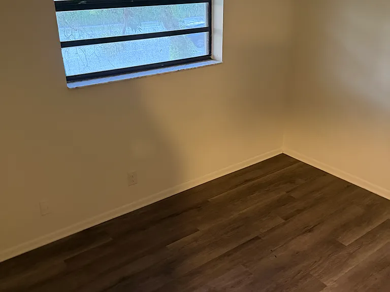 Sunset Square Apartments — Photo 11