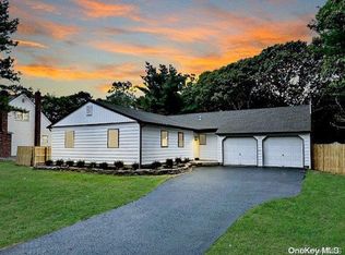 112 Hounslow Rd, Shirley, NY 11967