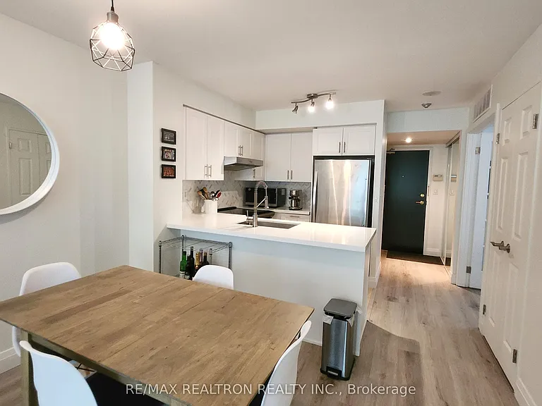 230 King St E #511 — Photo 12