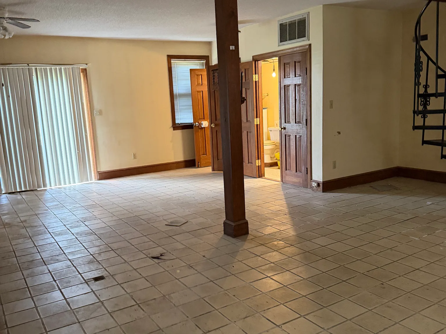 4 bed, 2.5 bath, 2964 sqft, $2,100 — Photo 2