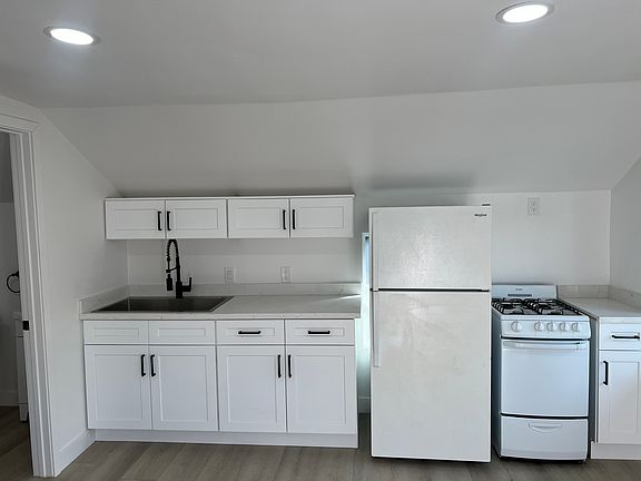 4th image of 358 W 11th St #D