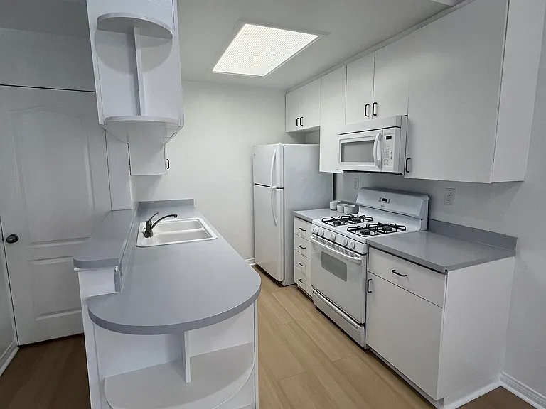 1431 S Shenandoah St #4 — Photo 5