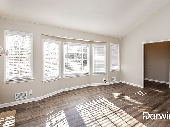 3rd image of 421 Jillian Ln