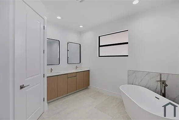 211 NW 25th Ave — Photo 43