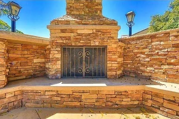 2 bed, 885 sqft, $2,600 — Photo 3