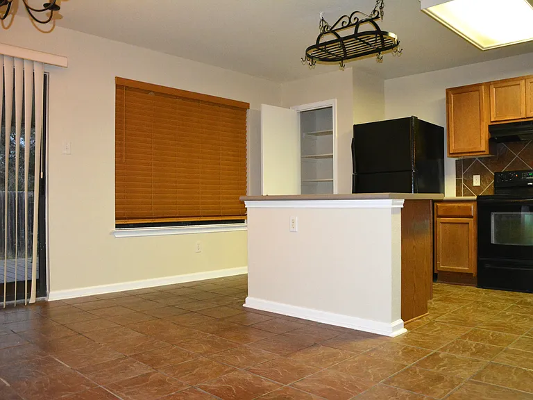 4616 Woodstock Dr — Photo 11