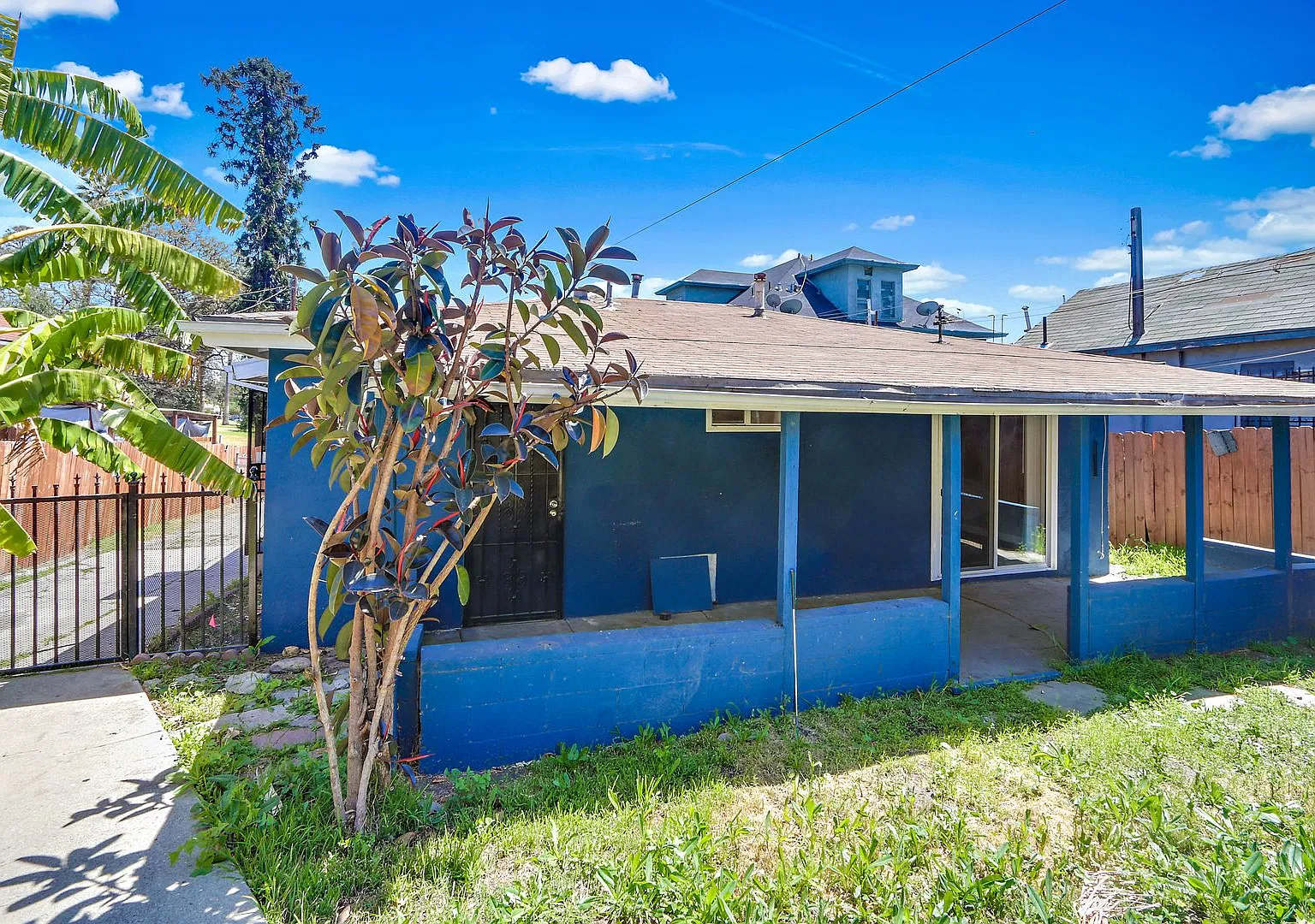 This Updated 3 bed, 1 bath, Fully Detached home Is Now Available! — Photo 3