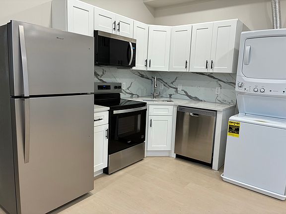 4th image of 3900 Roland Ave #19