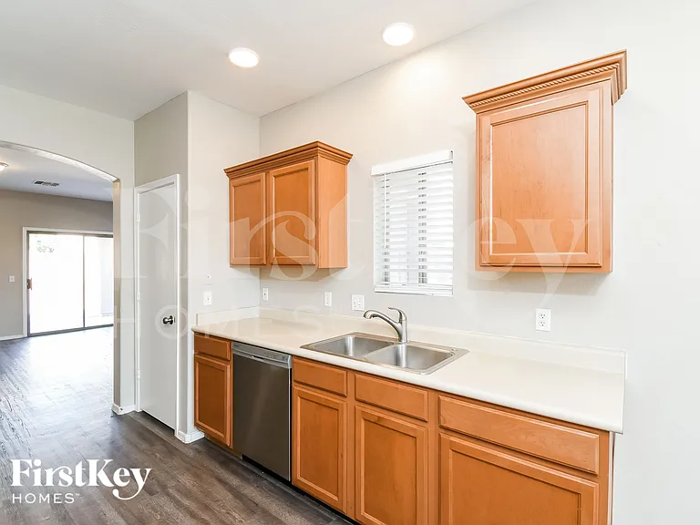 2850 E Silverbell Rd — Photo 6