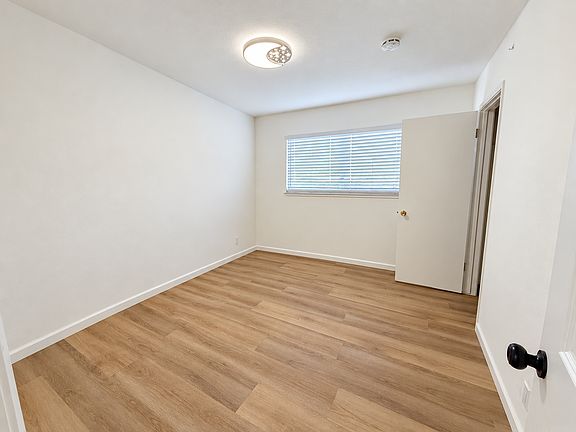 5th image of 1060 Edgemere Ln