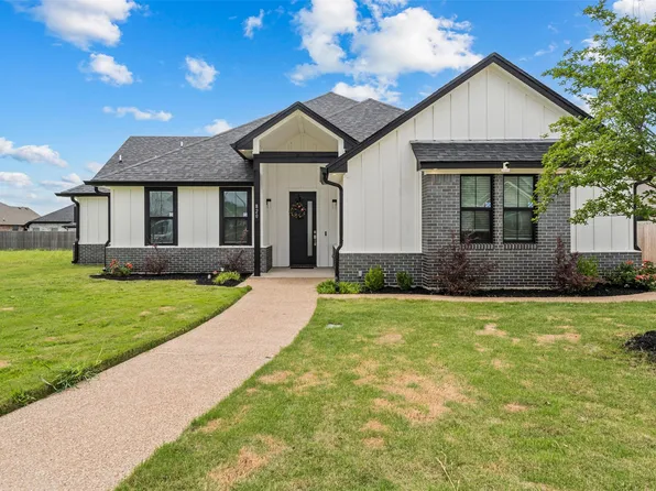 820 Forward Pass Dr, Hewitt, TX 76643