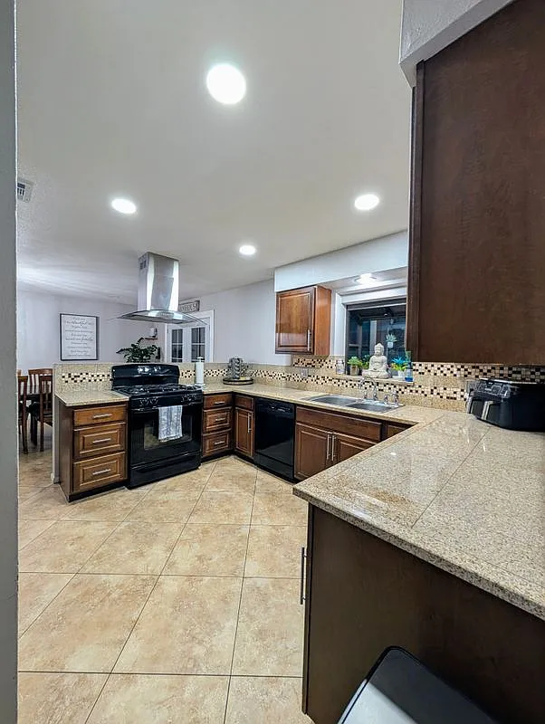 4 bed, 3.0 bath, 1955 sqft, $800 — Photo 3
