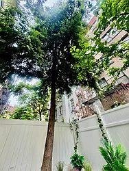 Rented by R New York