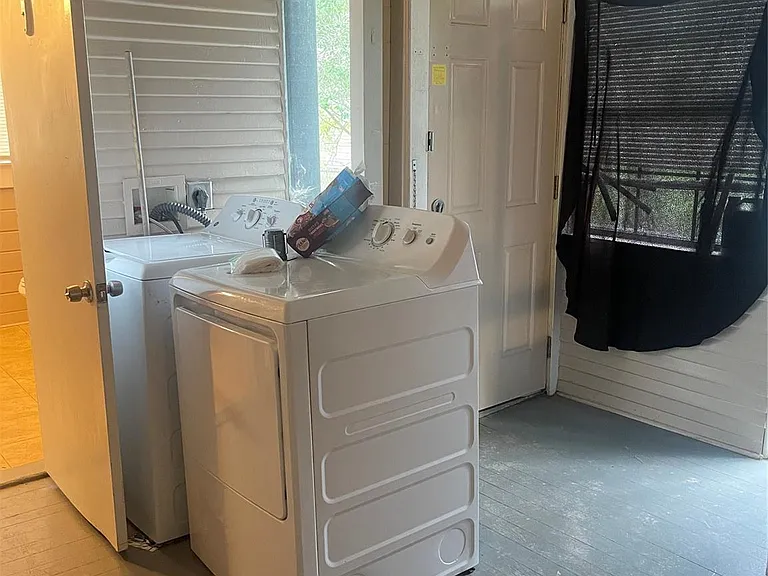 707 Avenue J — Photo 12