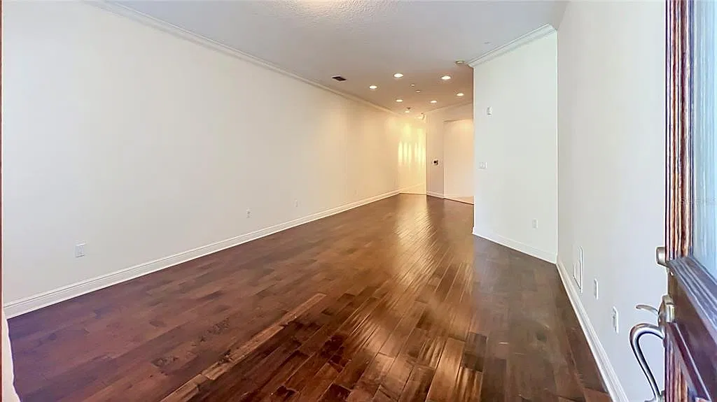 3 bed, 3.5 bath, 2860 sqft, $5,700 — Photo 2