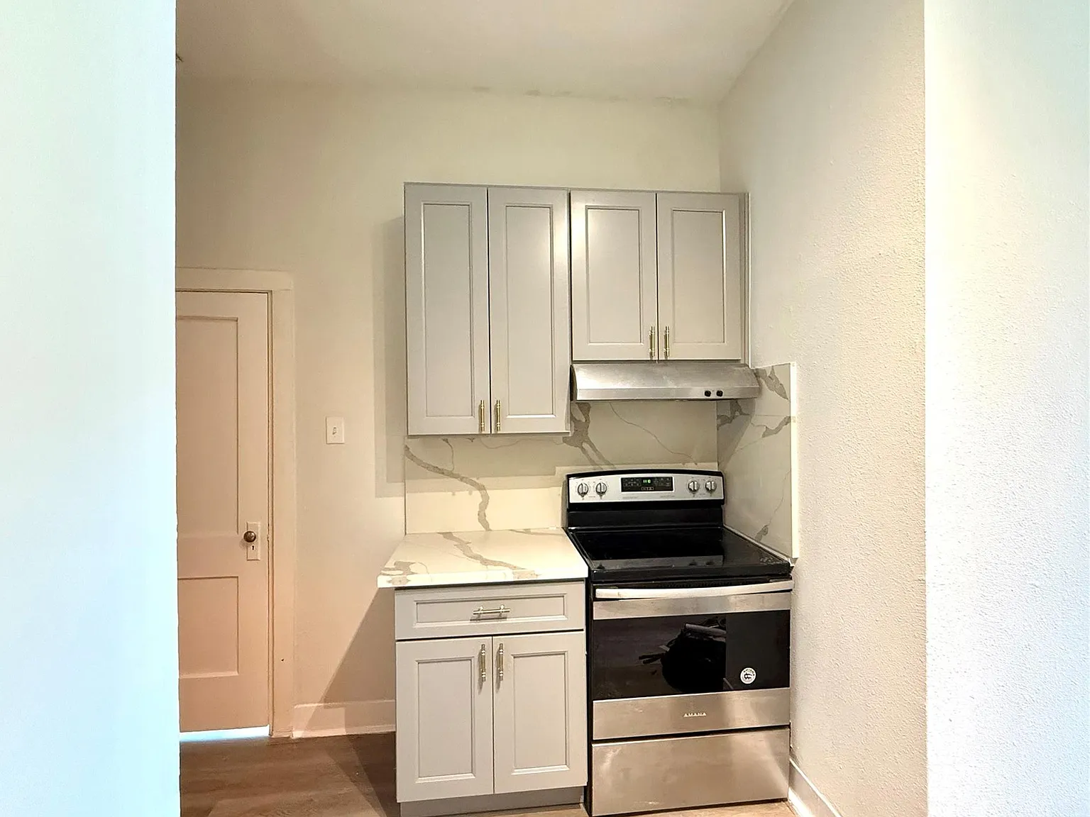 2 bed, 1.0 bath, 700 sqft, $1,350 — Photo 2
