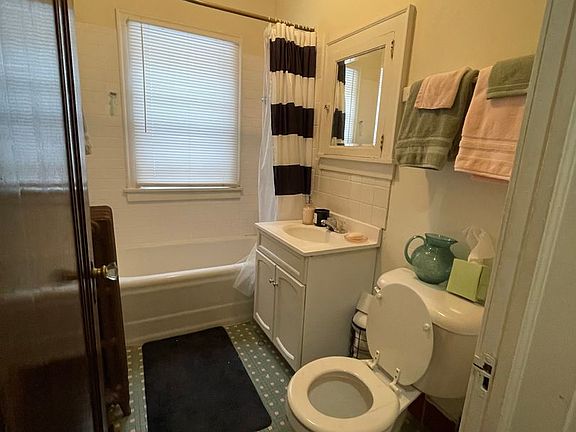 4th image of 501 E 36th St APT 1