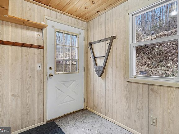 4th image of 1305 Bremer Rd