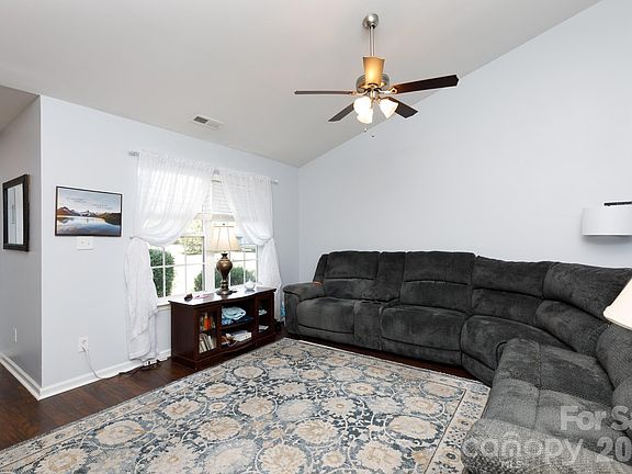4th image of 229 Chicago Ln