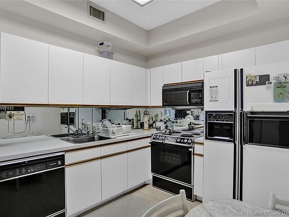 5th image of 3600 Mystic Pointe Dr #Penthouse 09