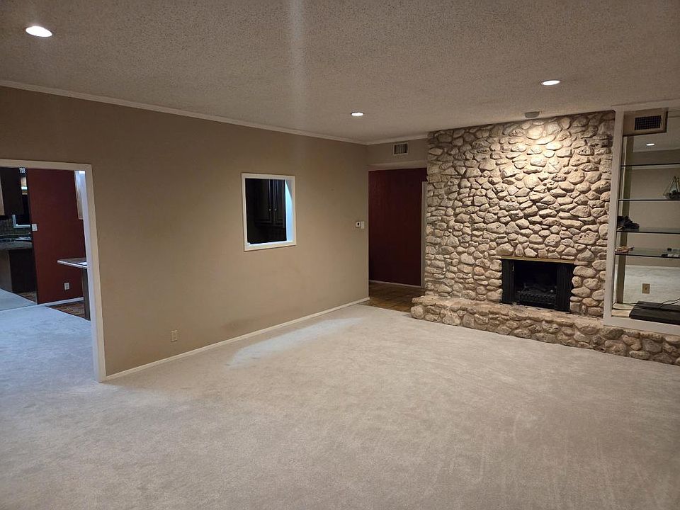 Living room, electric fireplace. 5 l8ghts with dimmers