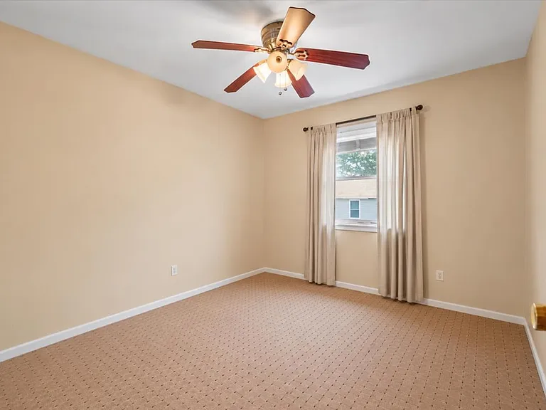 13 N Peach St — Photo 10