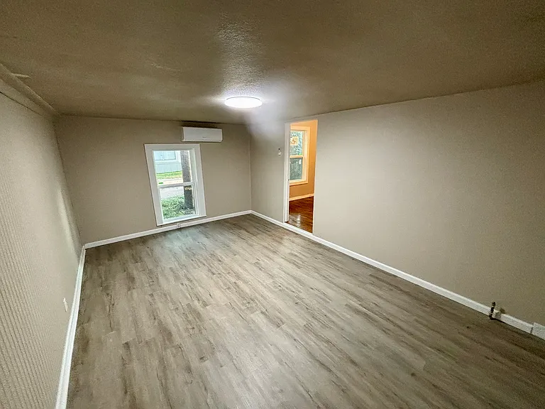 Primary Bedroom = 18' x 11'