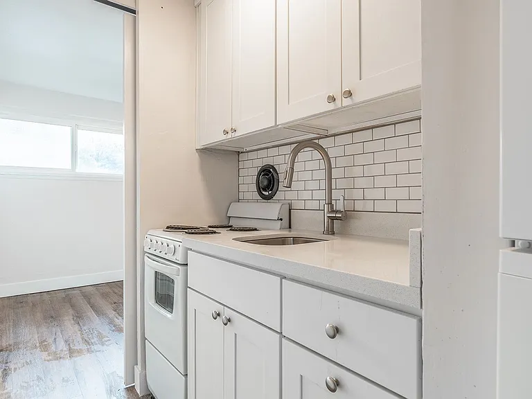 Westernaire Apartments — Photo 17
