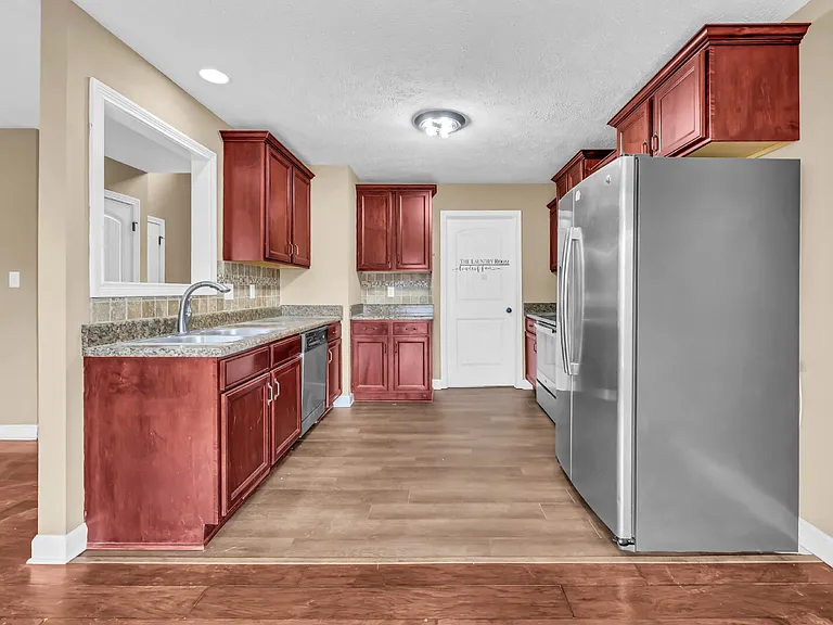563 Falkland Cir — Photo 13