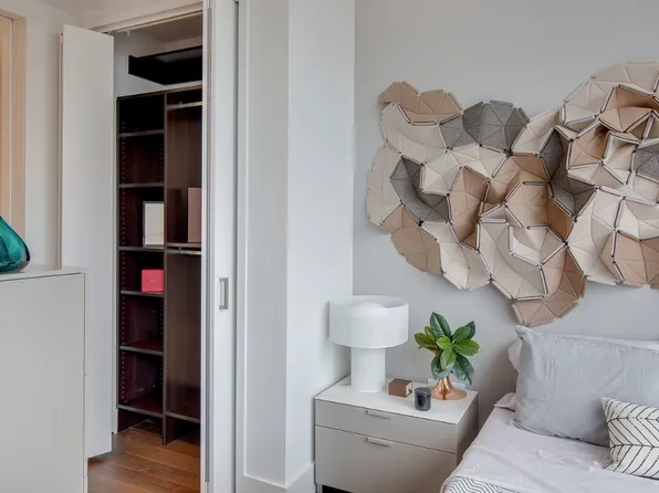 222 East 44th Street image 3 of 14