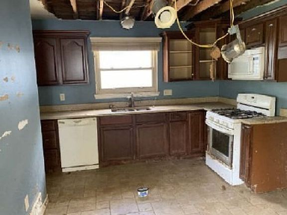 4th image of 25455 Hanover St
