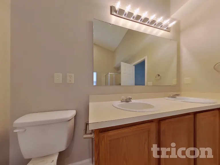 477 Yorktown Ln — Photo 8
