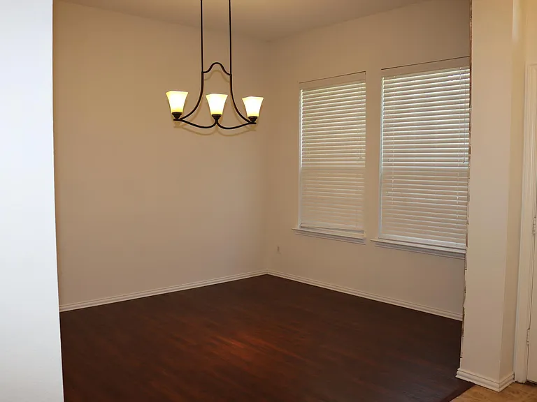 1548 Idlewild Dr — Photo 2
