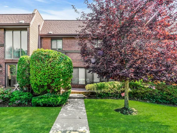 48 Chestnut Hill, Roslyn, NY 11576