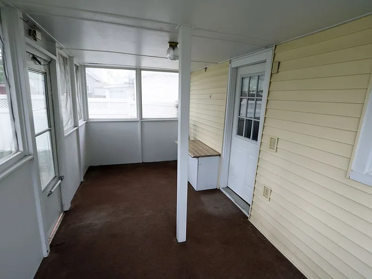 910 Court St — Photo 14