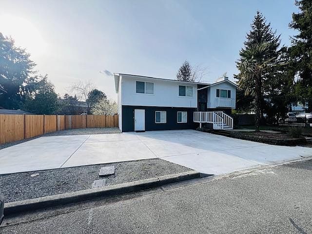 Plenty of private parking in the driveway and on the side streets. Home located in a cul-de-sac private street.