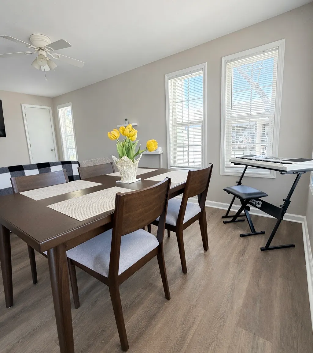 2 bed, 800 sqft, $1,300 — Photo 1