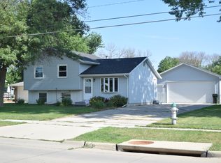 818 Orchard Dr, Cedar Falls, IA 50613