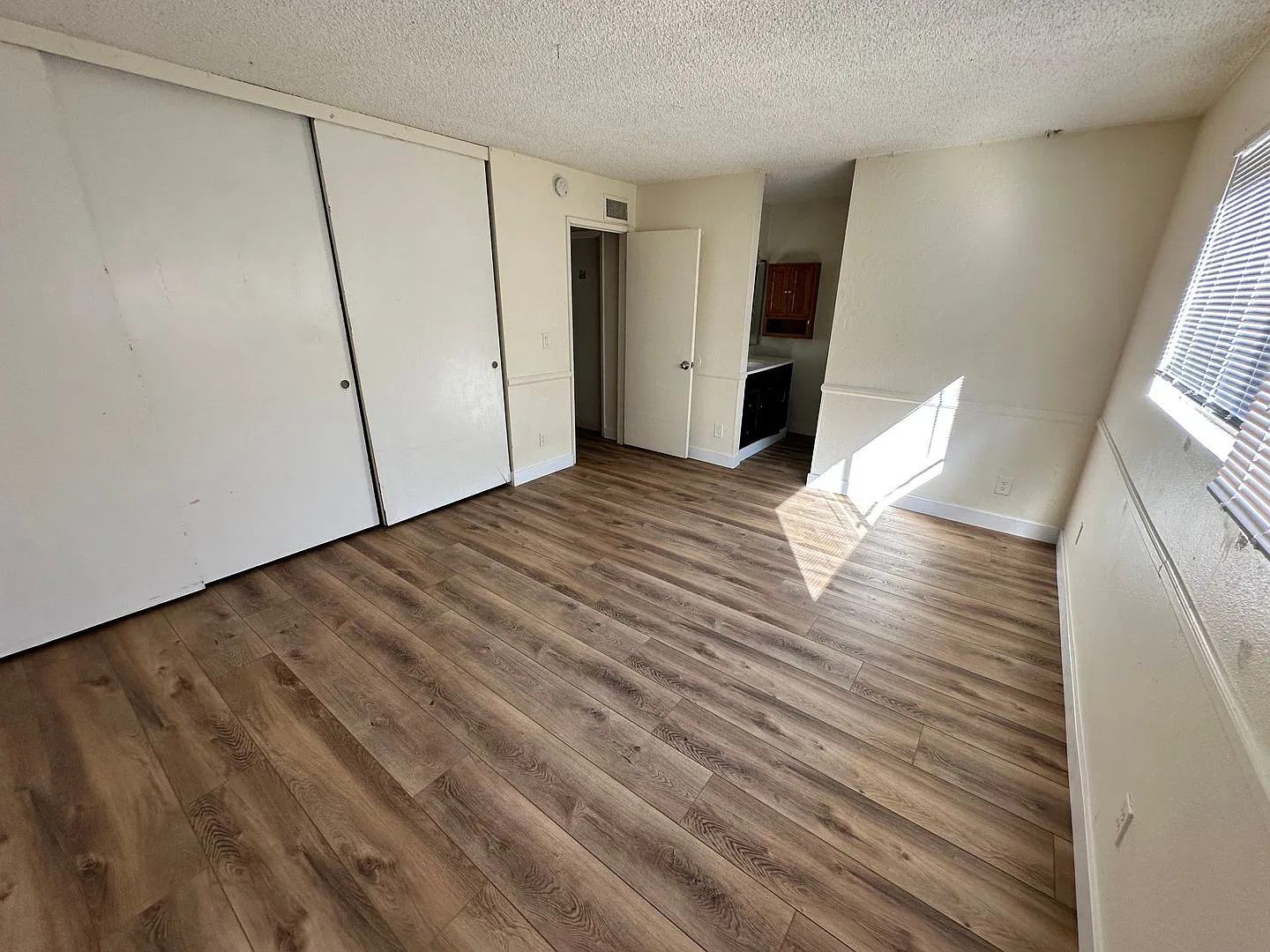 5BD/2BA, Huge Yard! — Photo 2