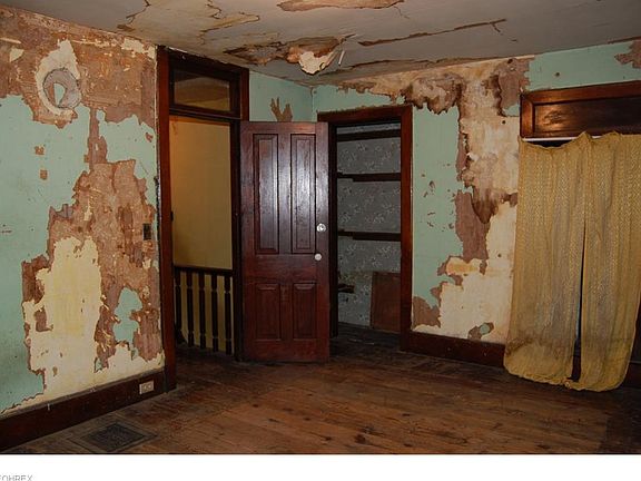 5th image of 814 W Church St