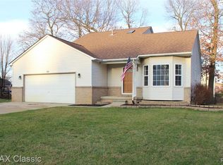 111 Crossing Ct, Whitmore Lake, MI 48189
