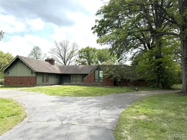 16 Clayton Hills Ln, Saint Louis, MO 63131
